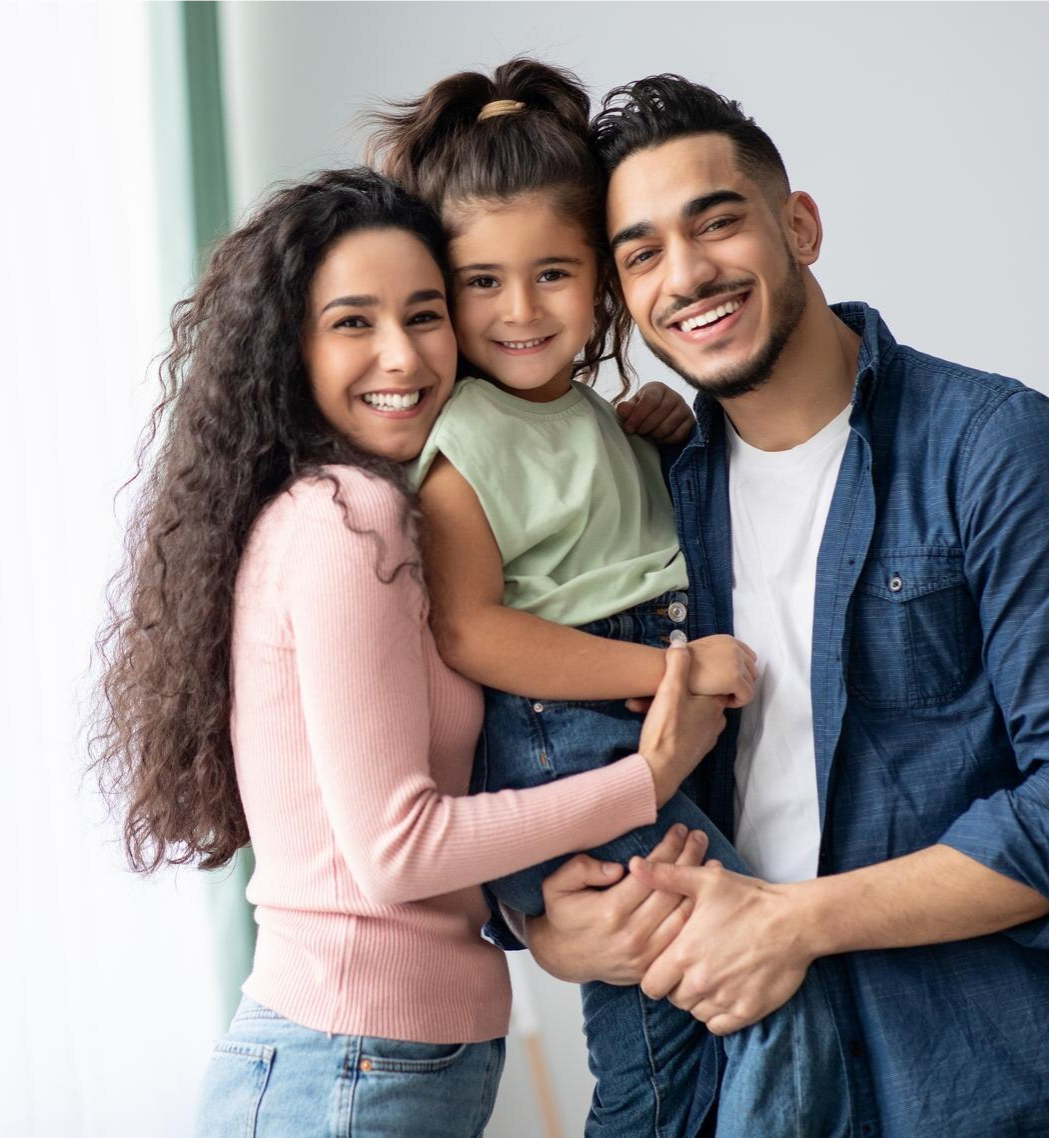 Familia latina feliz — clientes de Arizona's Best Tax Services